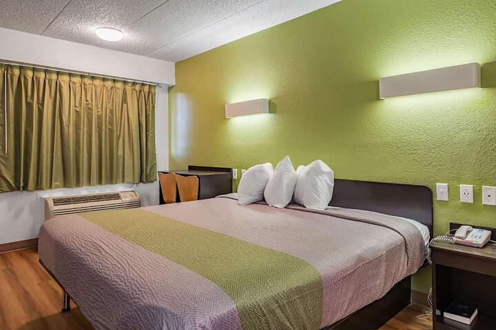 1 King Bed (5 of 10)