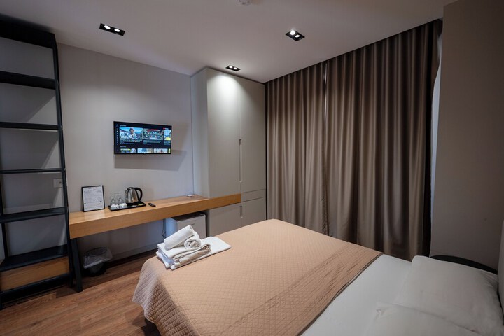 Room 9 of 94