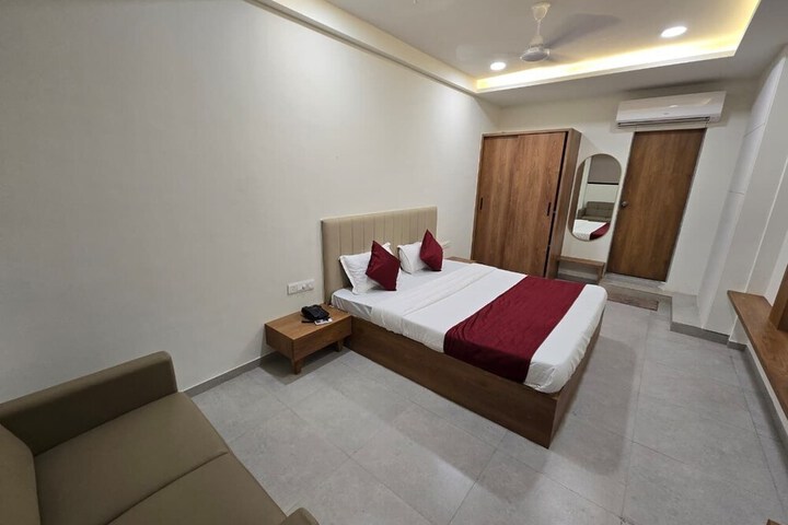 Room 5 of 12
