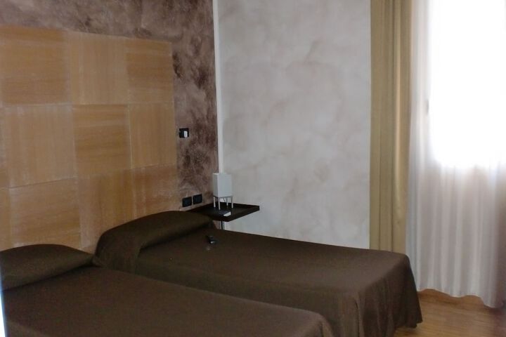 Room 11 of 83