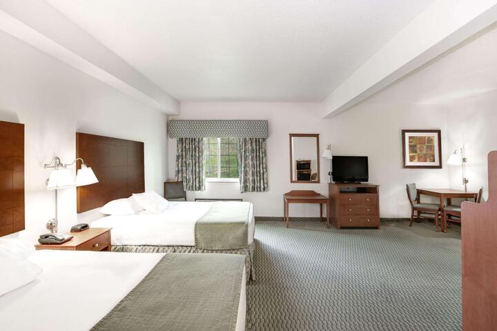 2 Queen Beds (8 of 8)