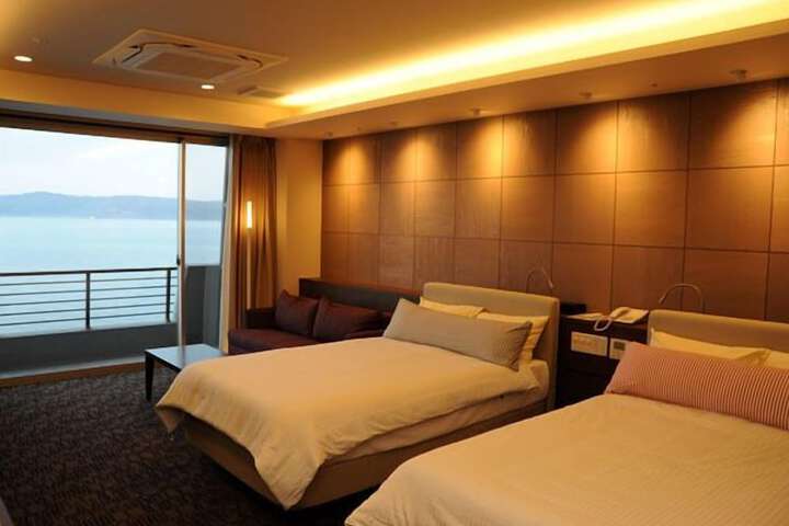 Room 4 of 40