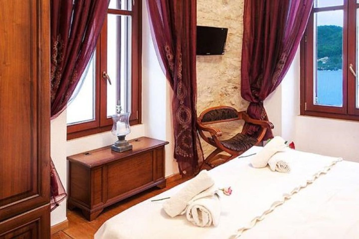 Room 6 of 9