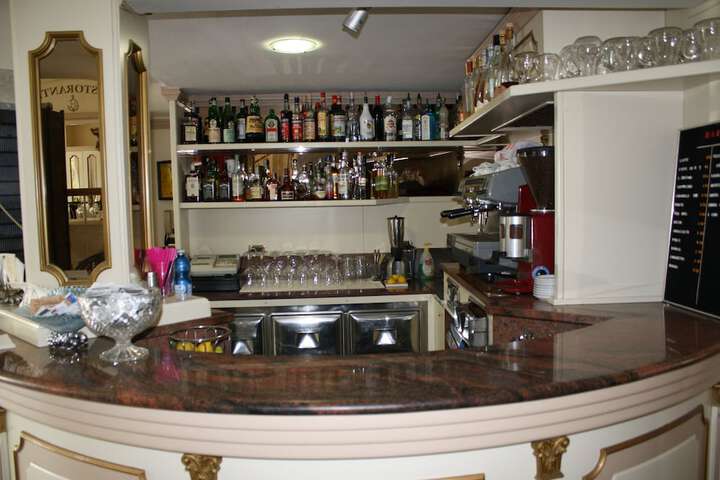 Lounge 33 of 43