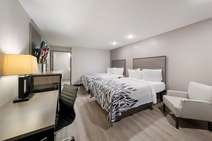 Deluxe 2 Queen Beds (7 of 9)