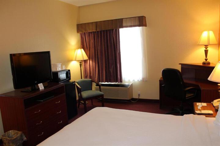 2 Queen Beds Larger Room (1 of 10)