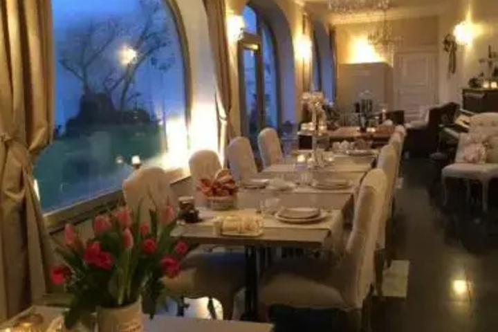 Dining 3 of 4