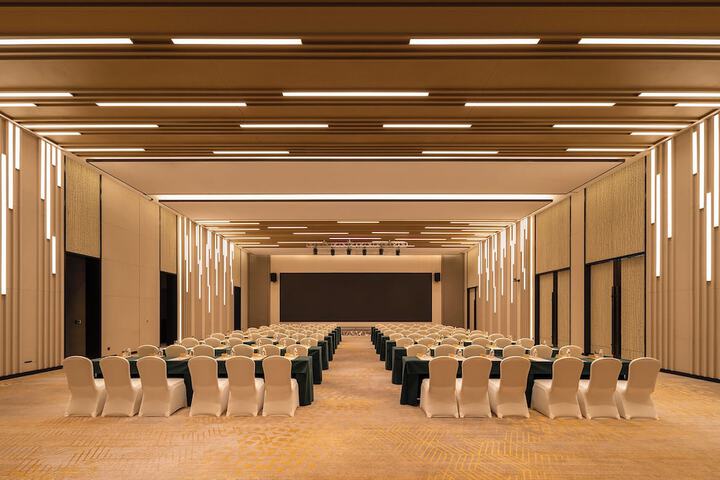 Ballroom/Hall 86 of 103