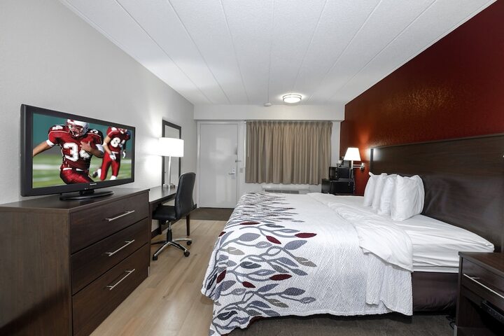 Deluxe Queen Bed (2 of 13)