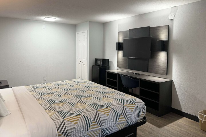 1 King Bed Micfridge (1 of 7)