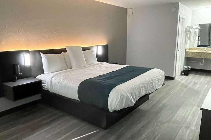 1 King Bed Micfridge (4 of 7)