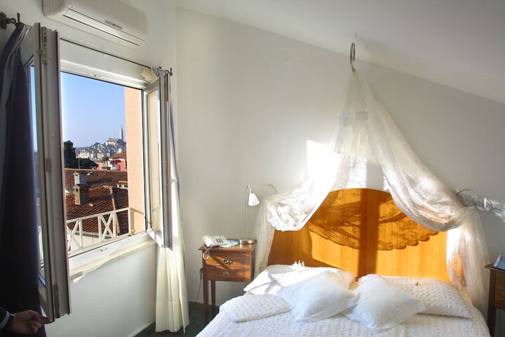 Room 9 of 42
