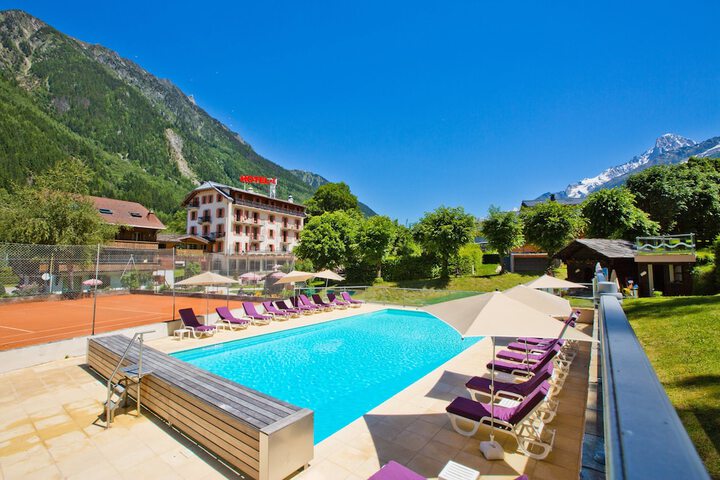 Hotel with Pool