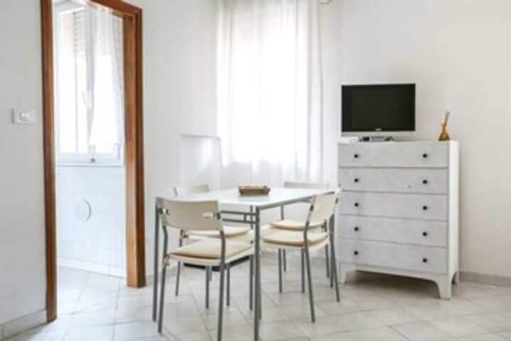Room 4 of 9