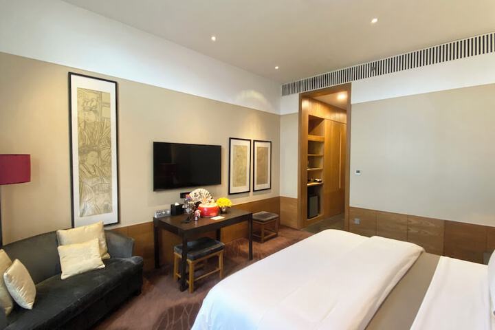 Room 8 of 65