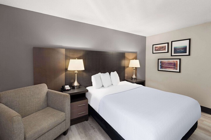 Queen Bed Accessible (8 of 12)