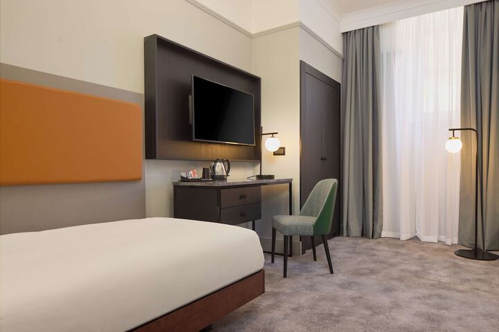 Room 4 of 182