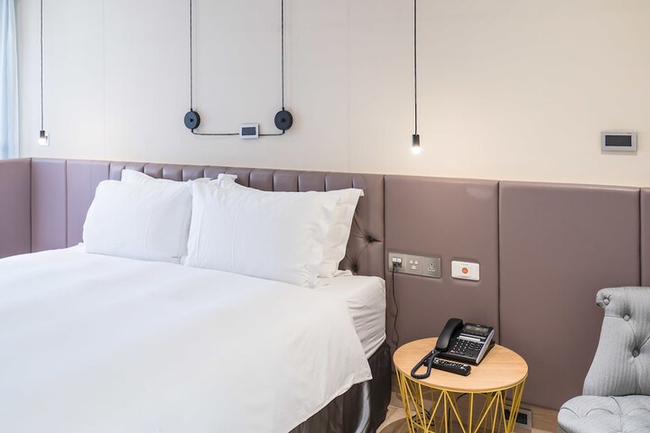 Room 32 of 243