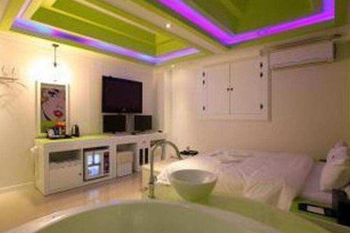 Room 2 of 6