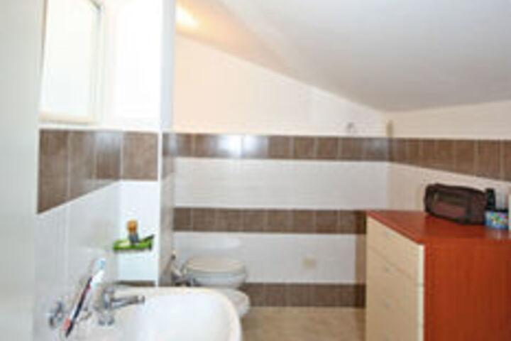 Room 4 of 68