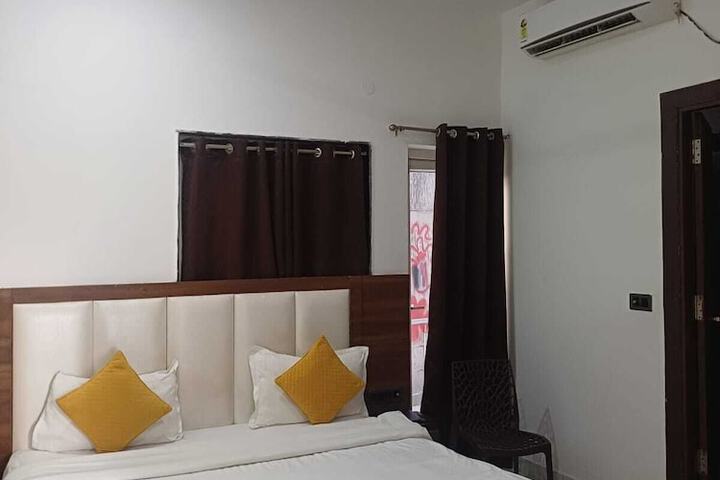 Room 4 of 33