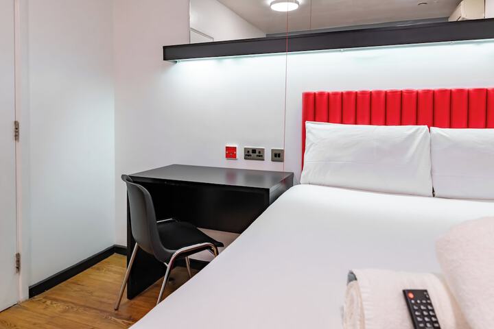 Room 80 of 100