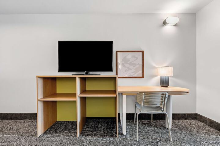 Room 17 of 38