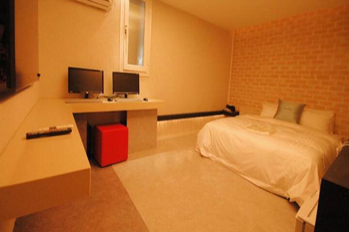Room 4 of 6