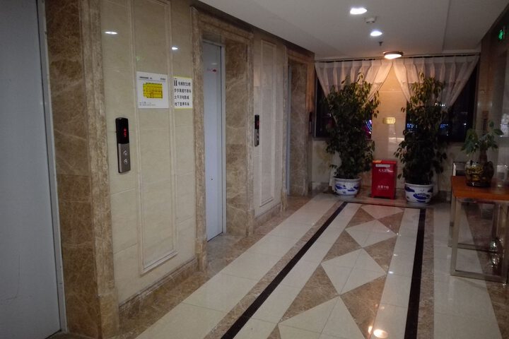 Ballroom/Hall 25 of 26