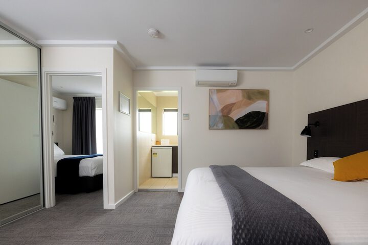 Room 32 of 68