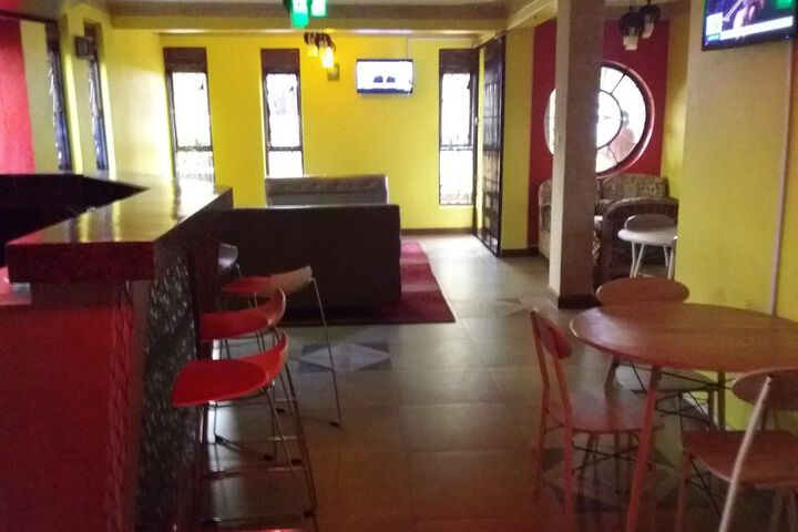 Dining 16 of 21