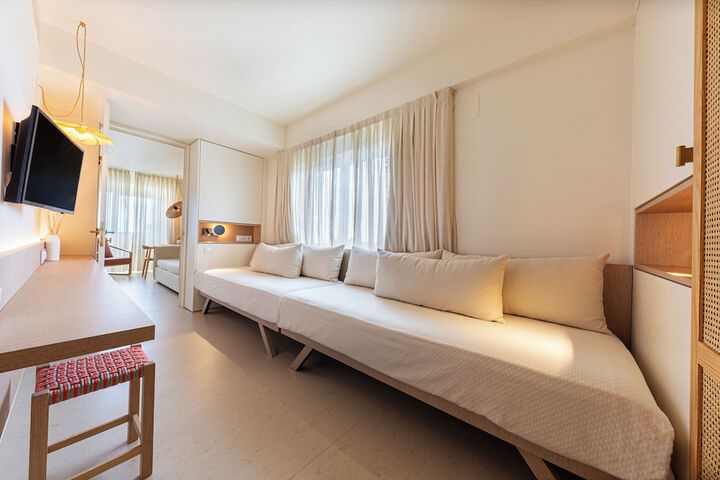 Room 6 of 90