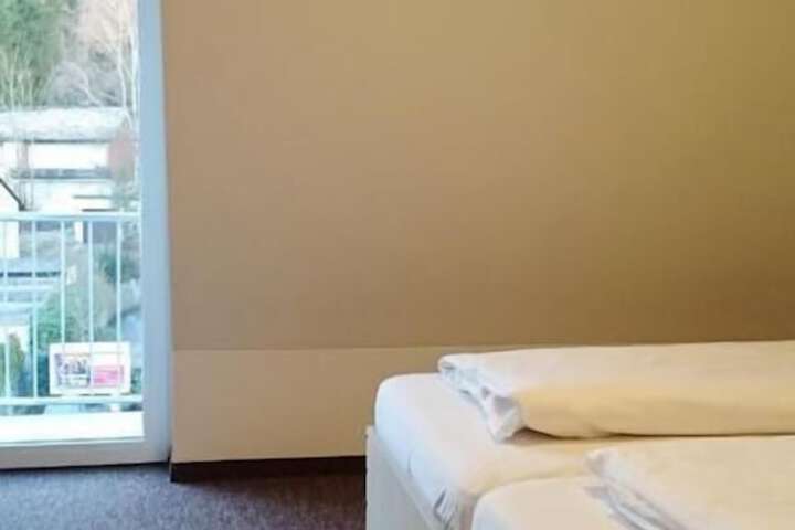 Room 9 of 76