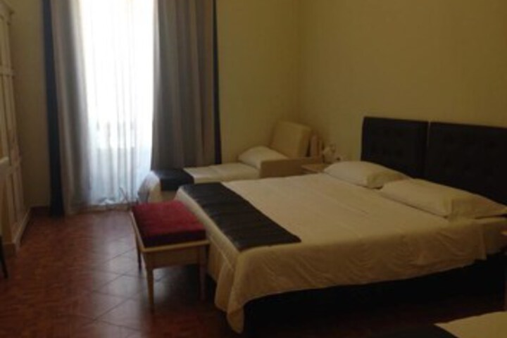 Room 17 of 28