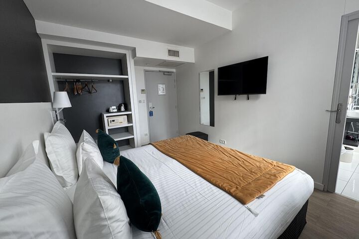 Room 27 of 64