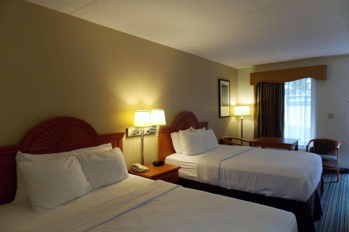 2 Queen Beds (1 of 6)