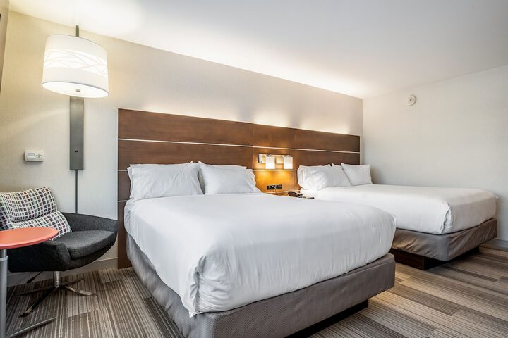 2 Queen Beds (7 of 11)
