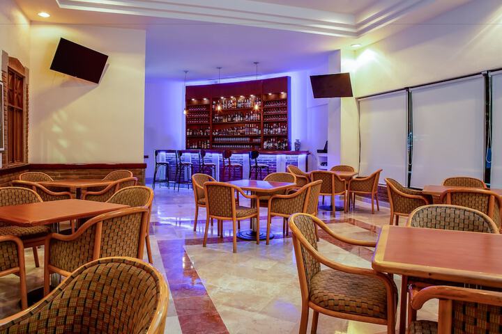 Lounge 27 of 40