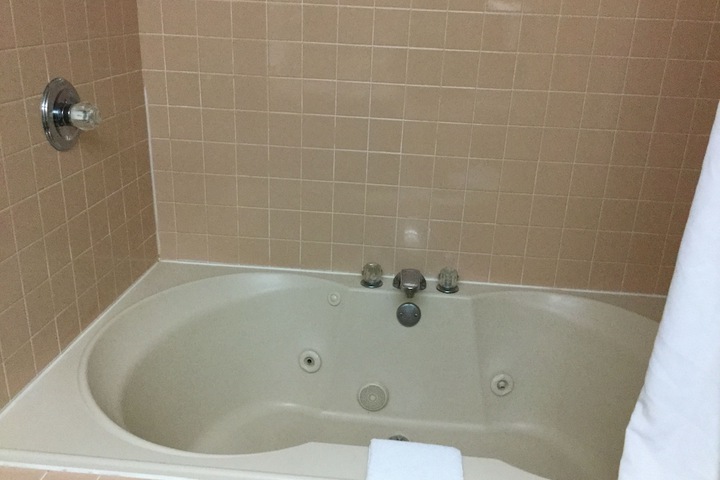 Jetted tub