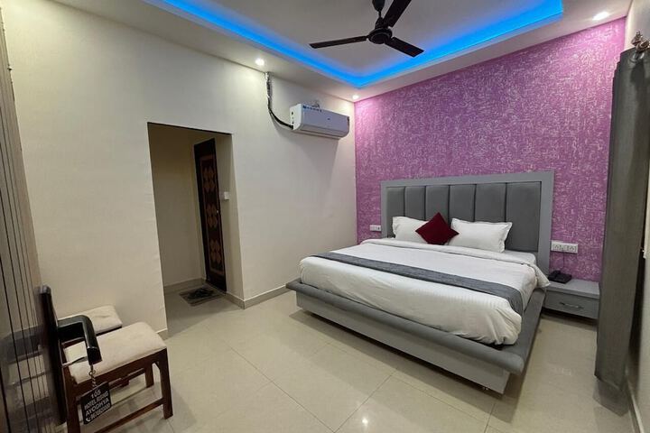 Room 6 of 12
