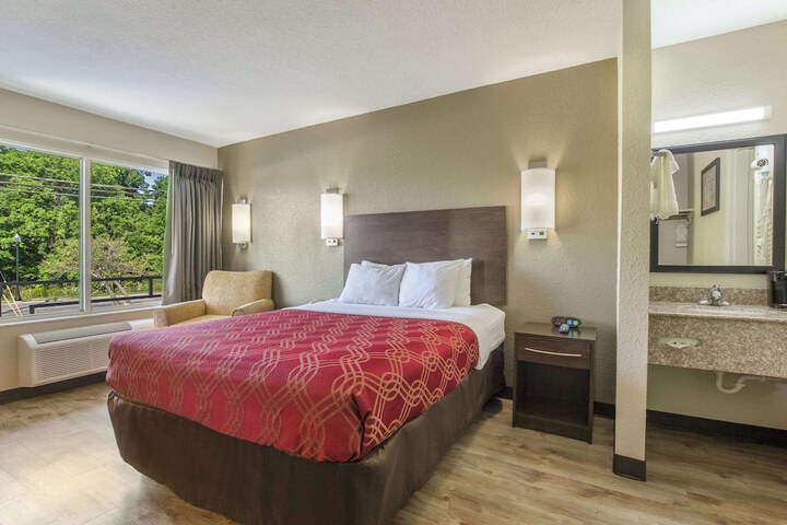 1 Queen Bed (2 of 11)