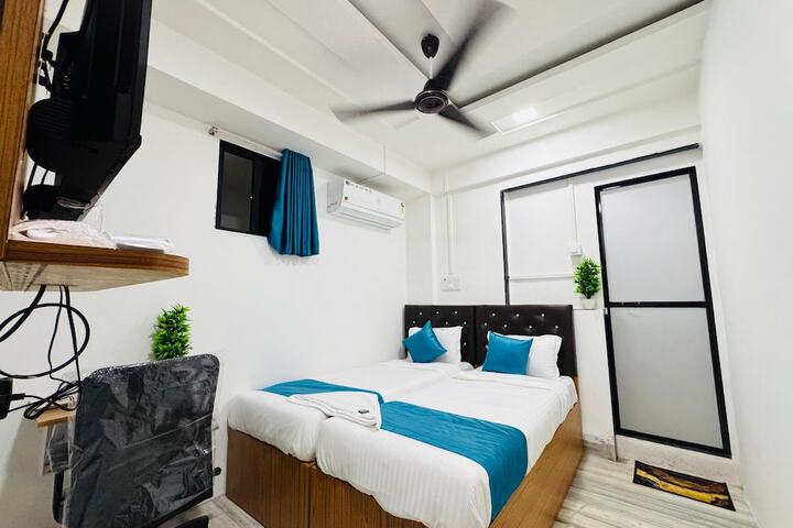 Room 4 of 12