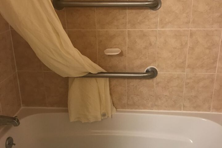 Deep soaking bathtub