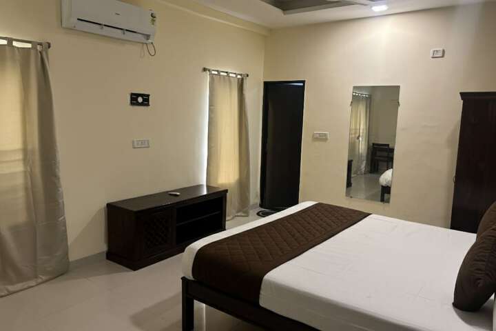 Room 8 of 28