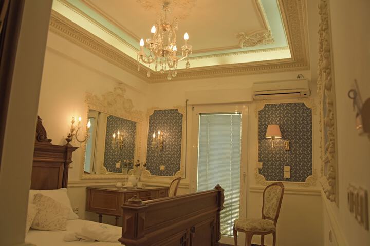 Room 10 of 37