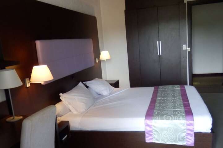 Room 4 of 9