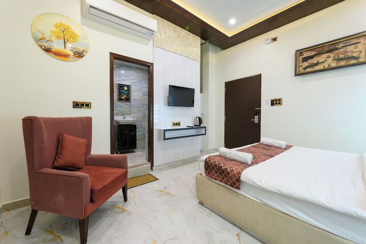 Room 5 of 14