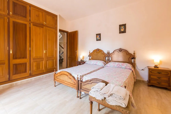 Room 2 of 25