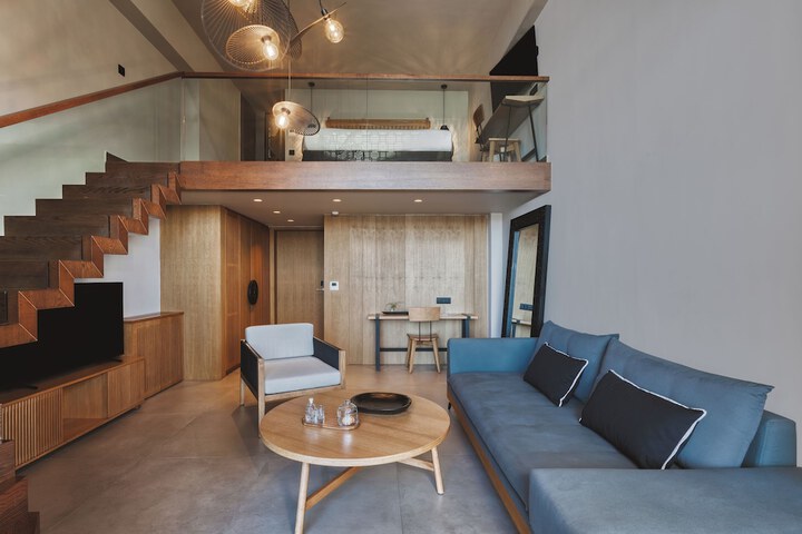 Room 8 of 100