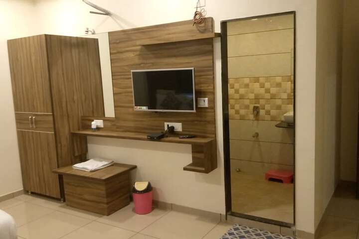 Room 10 of 14